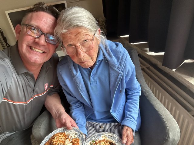 Trudy samen met haar zoon, thuis.